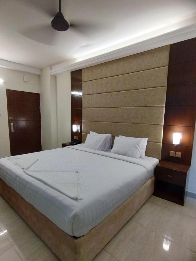 White Park Hotel & Suites 치타공 외부 사진