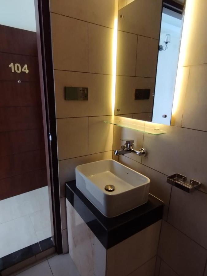 White Park Hotel & Suites 치타공 외부 사진