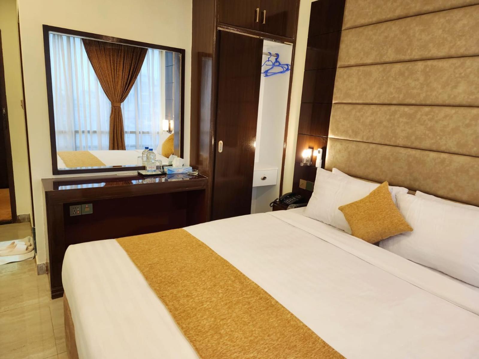 White Park Hotel & Suites 치타공 외부 사진