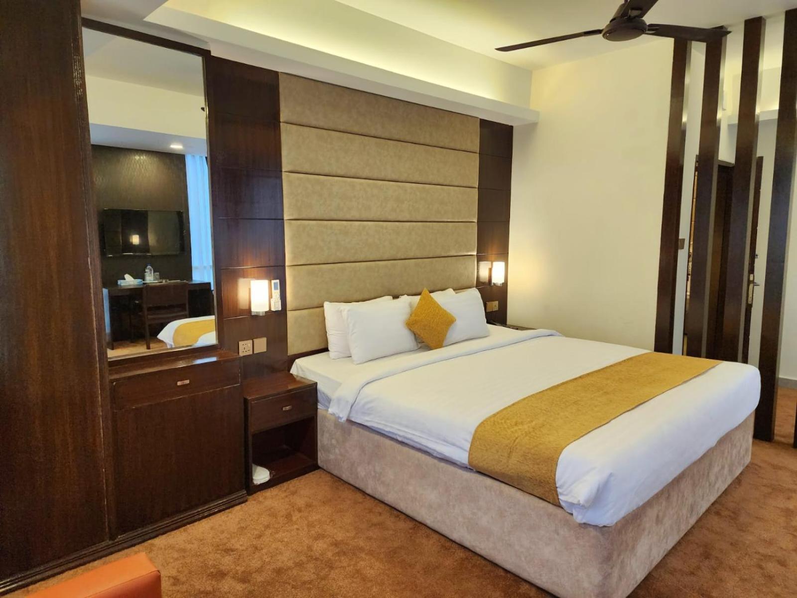 White Park Hotel & Suites 치타공 외부 사진