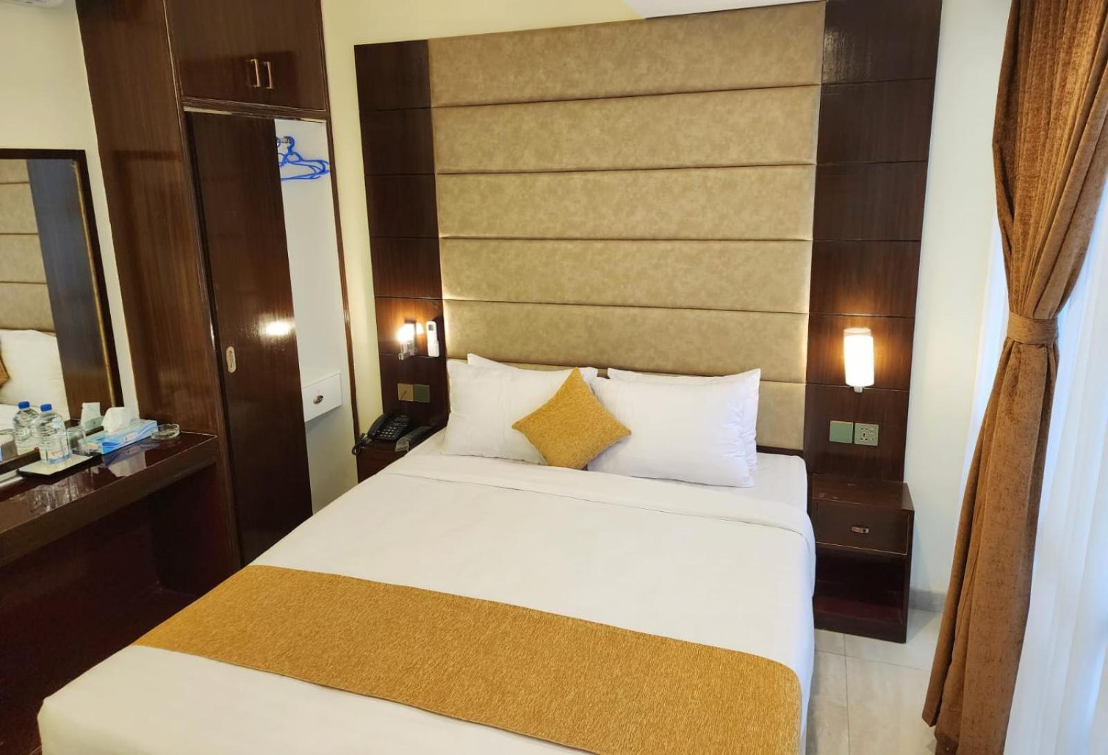 White Park Hotel & Suites 치타공 외부 사진