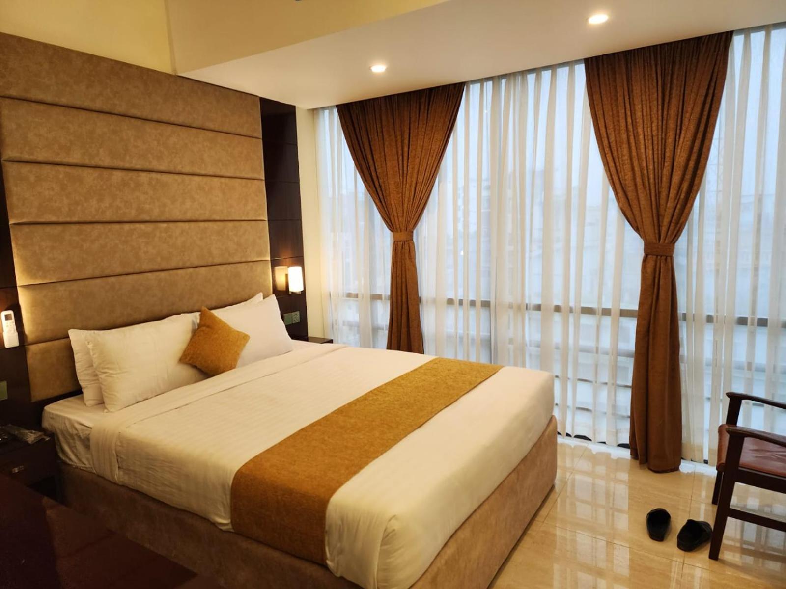 White Park Hotel & Suites 치타공 외부 사진