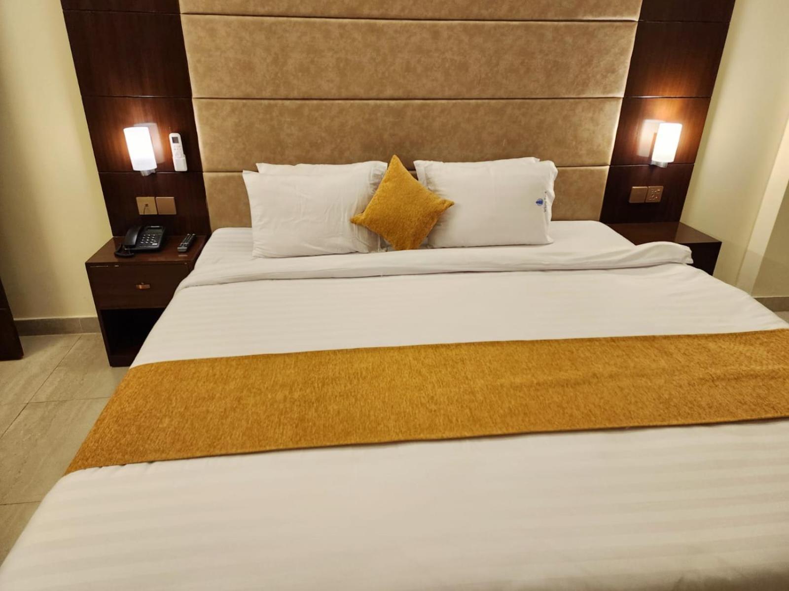 White Park Hotel & Suites 치타공 외부 사진