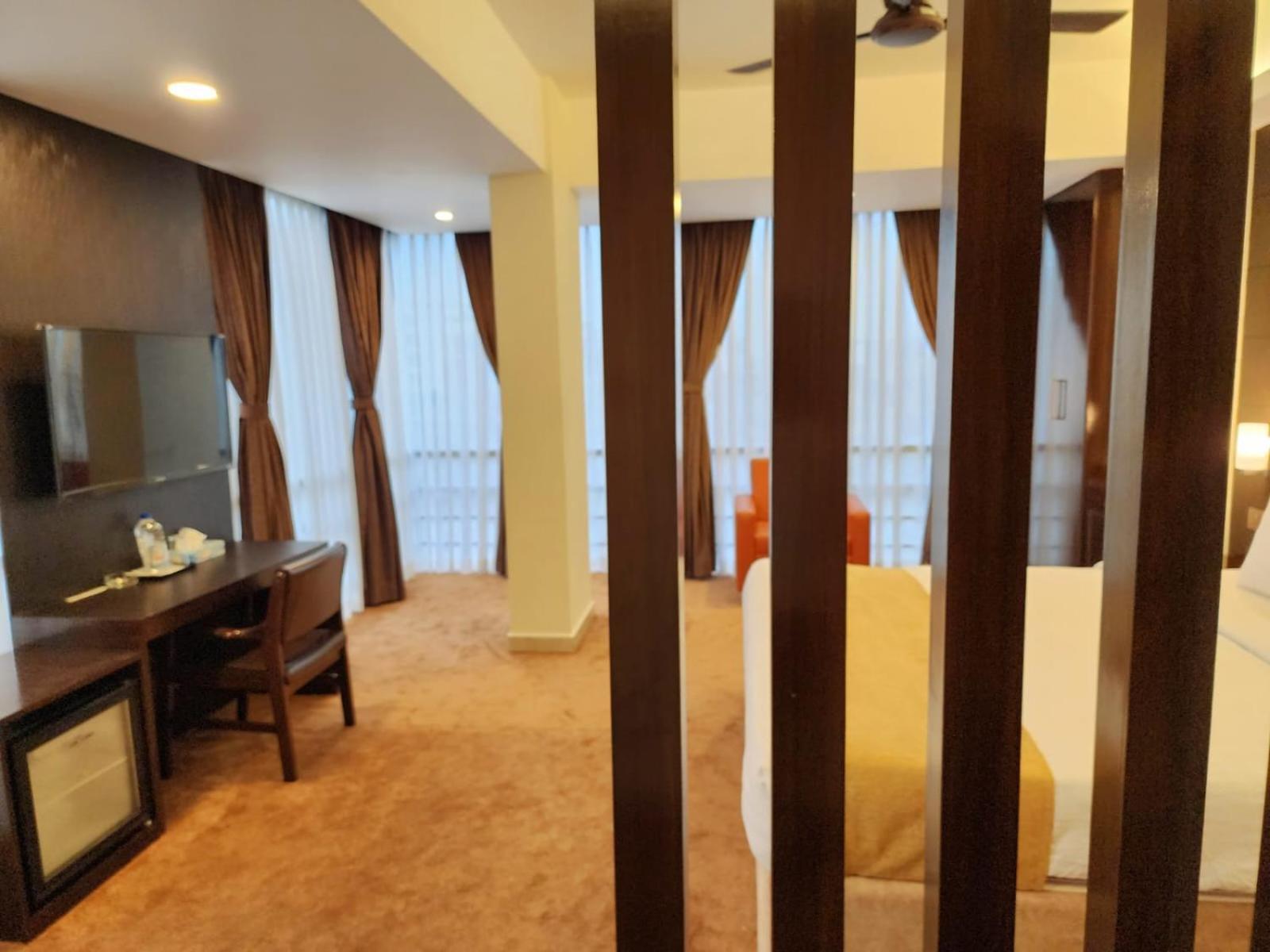 White Park Hotel & Suites 치타공 외부 사진