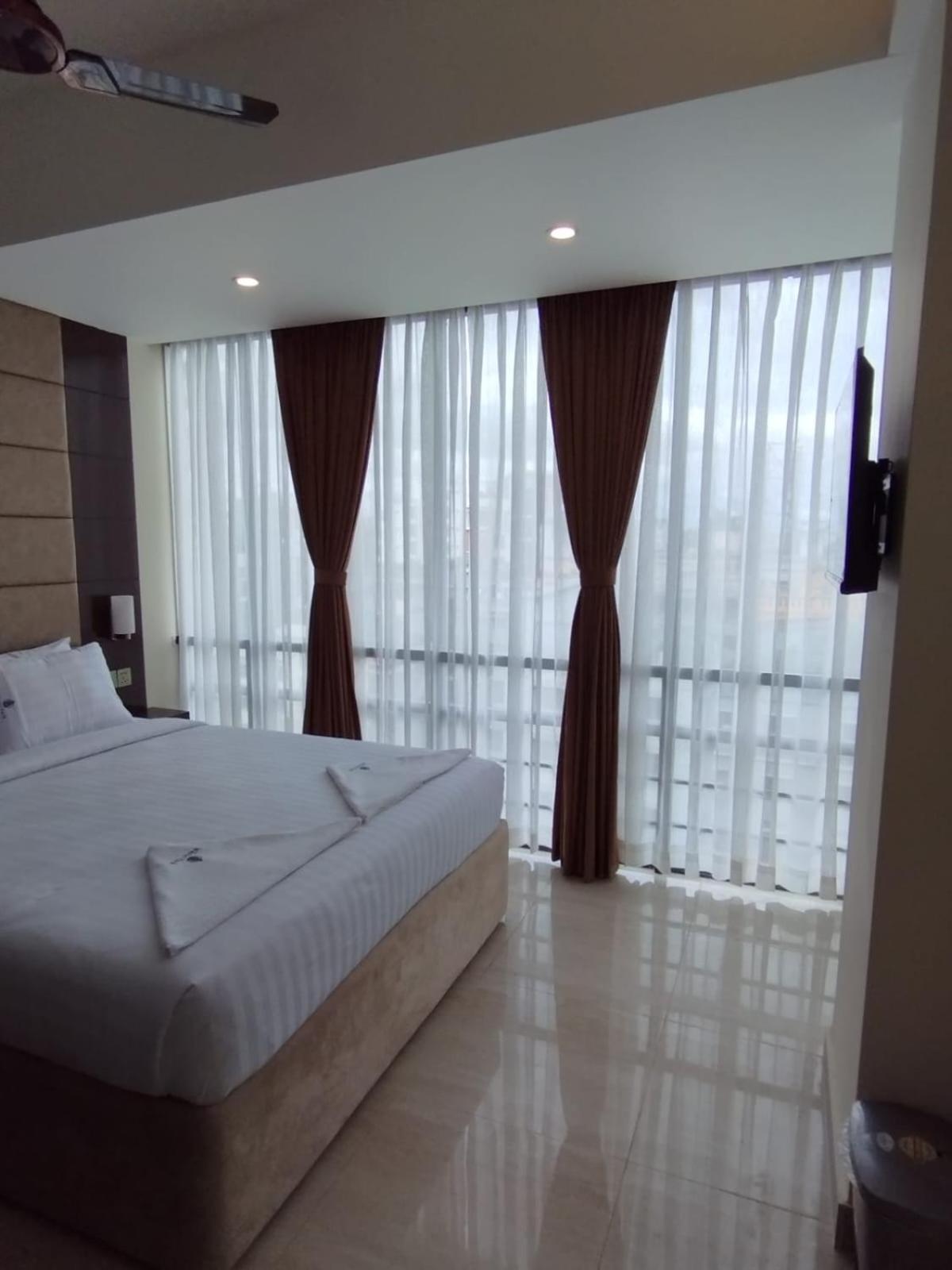 White Park Hotel & Suites 치타공 외부 사진