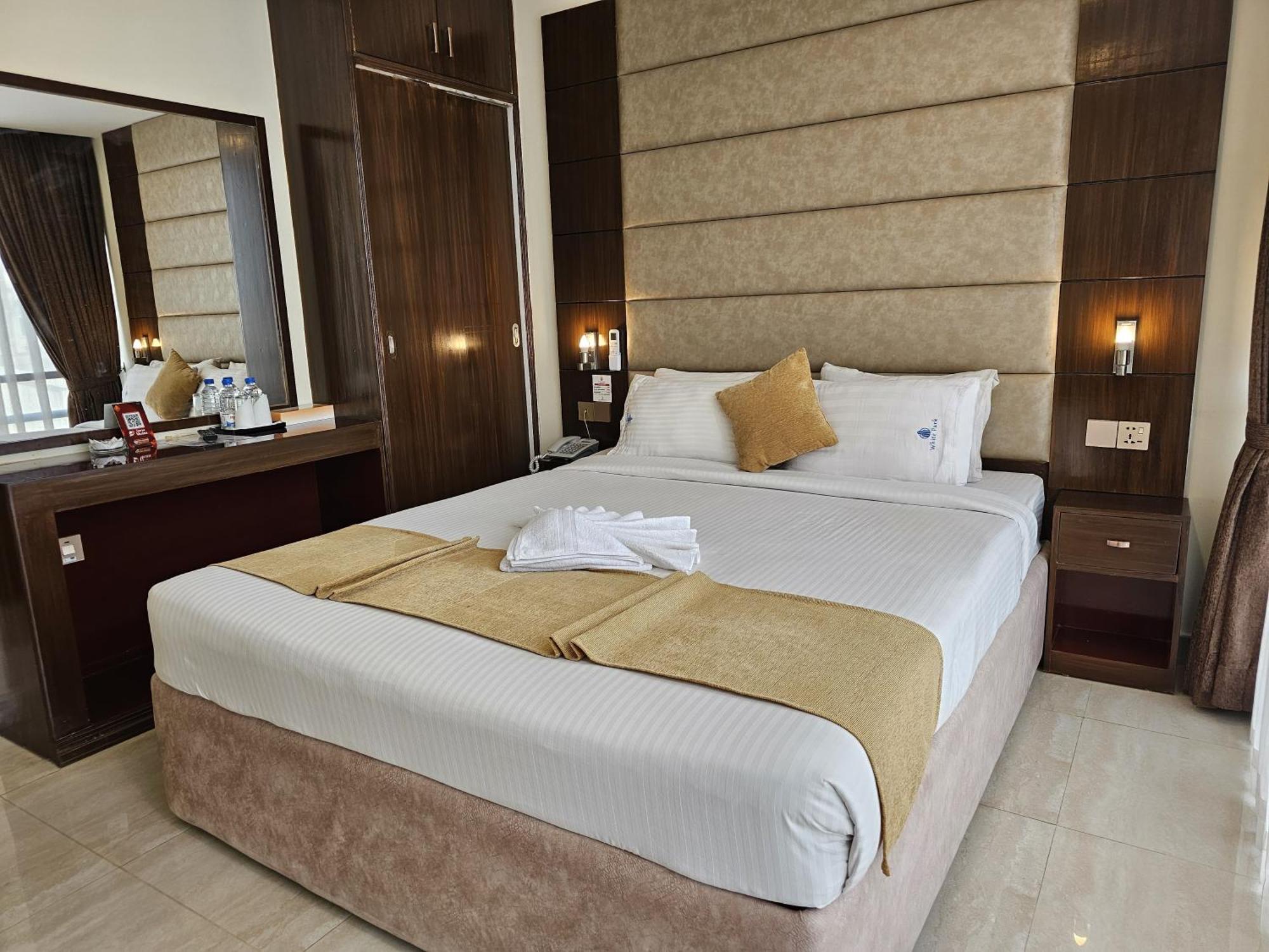 White Park Hotel & Suites 치타공 외부 사진