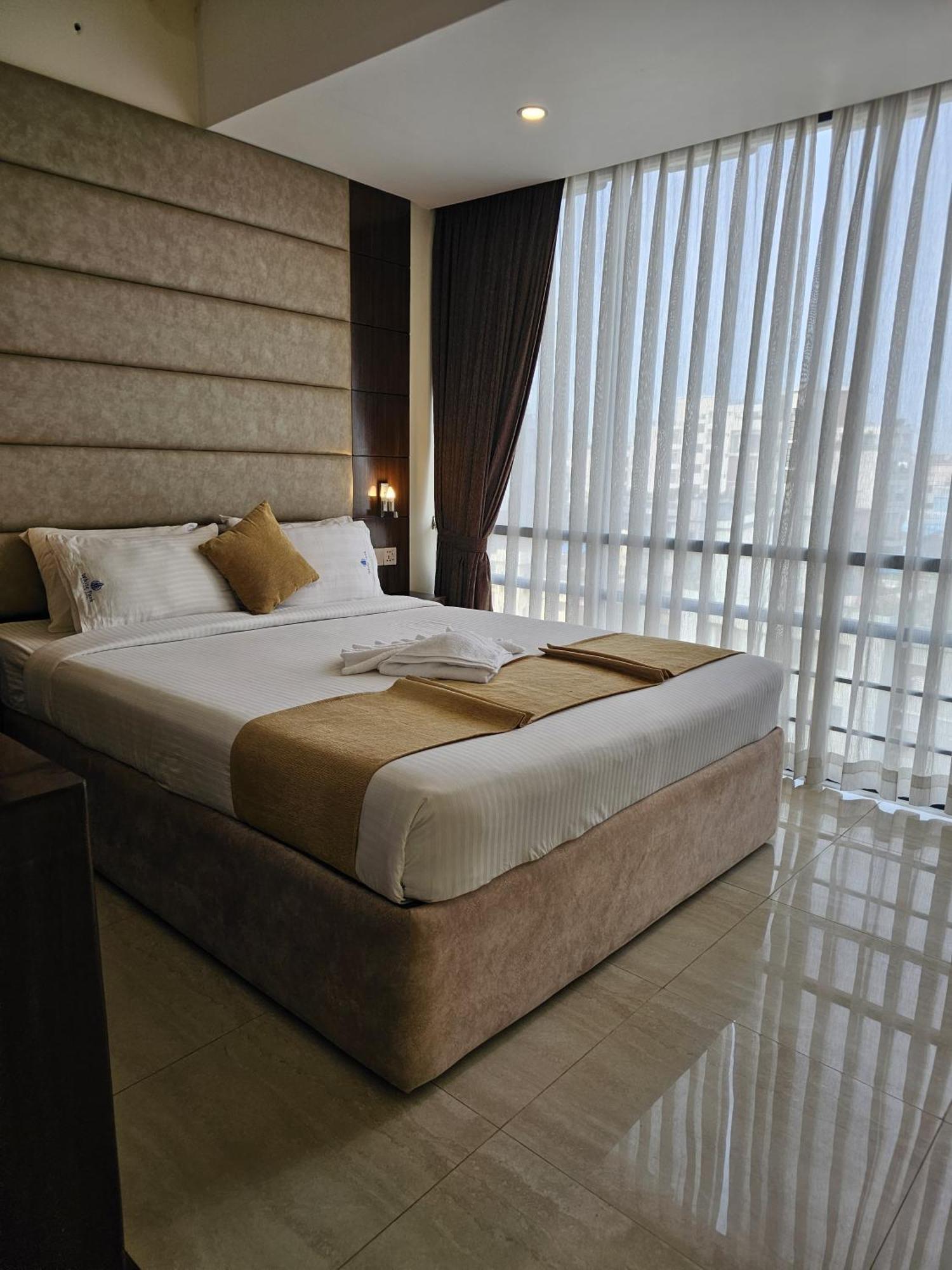 White Park Hotel & Suites 치타공 외부 사진