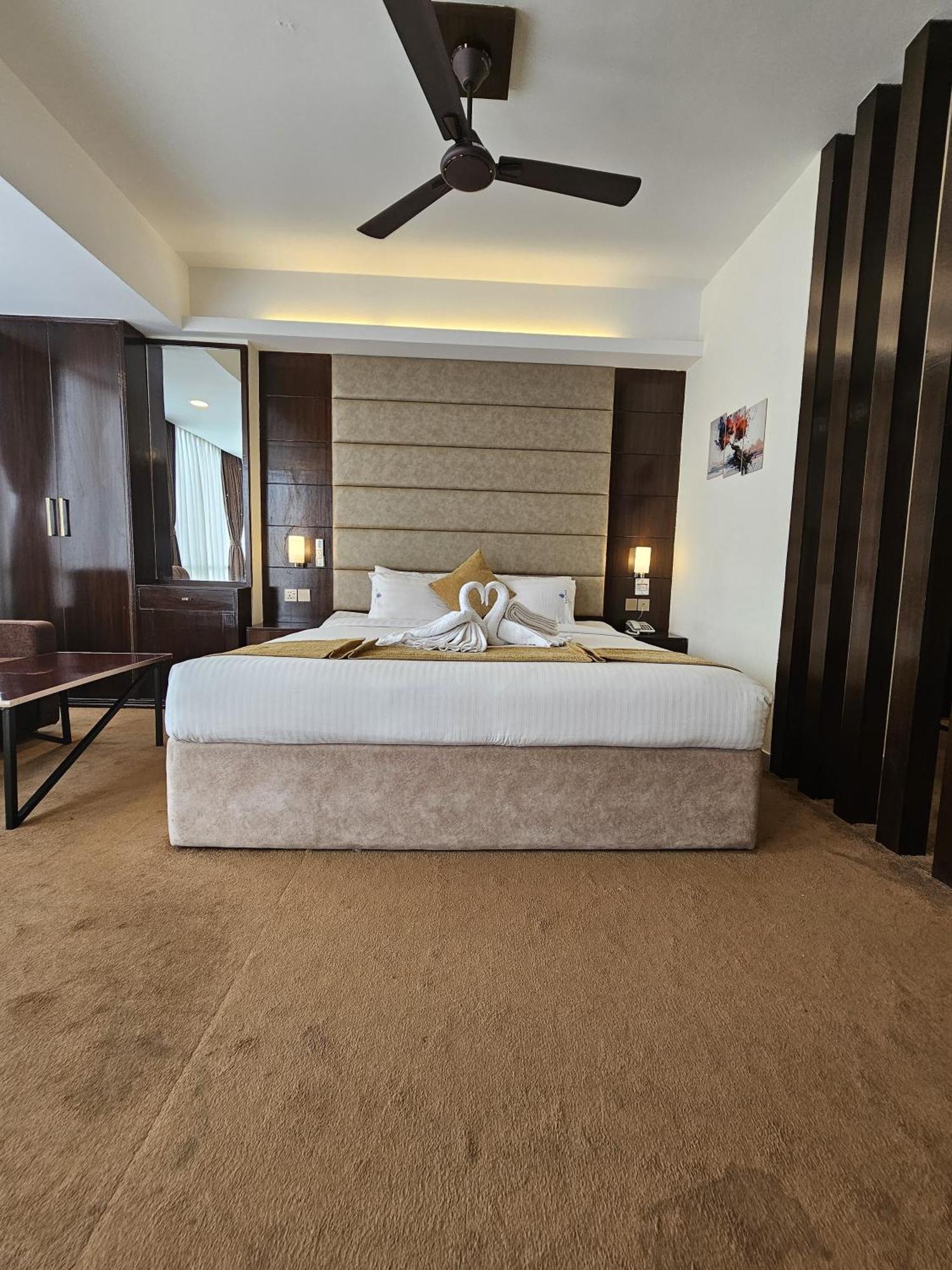 White Park Hotel & Suites 치타공 외부 사진