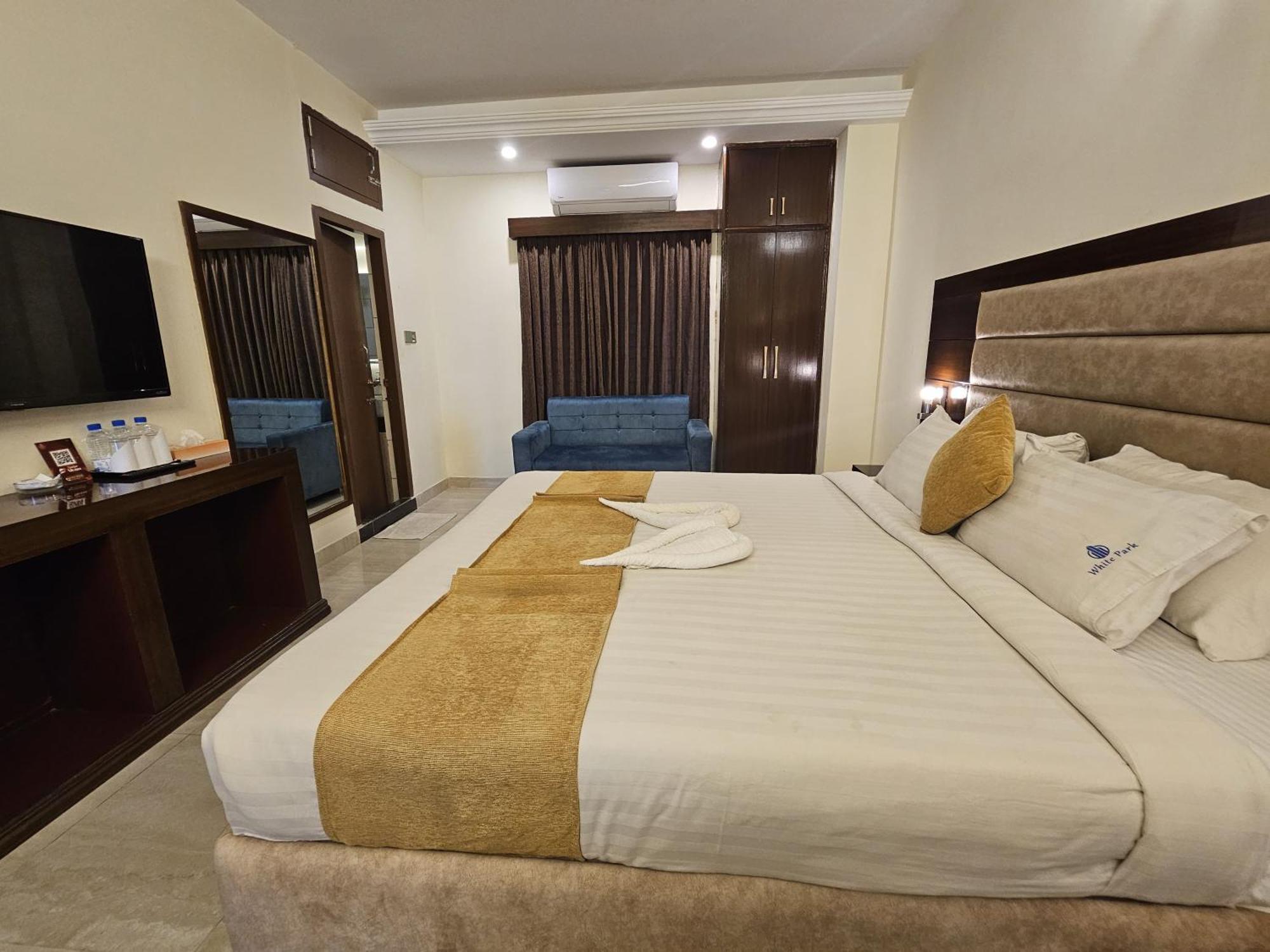 White Park Hotel & Suites 치타공 외부 사진