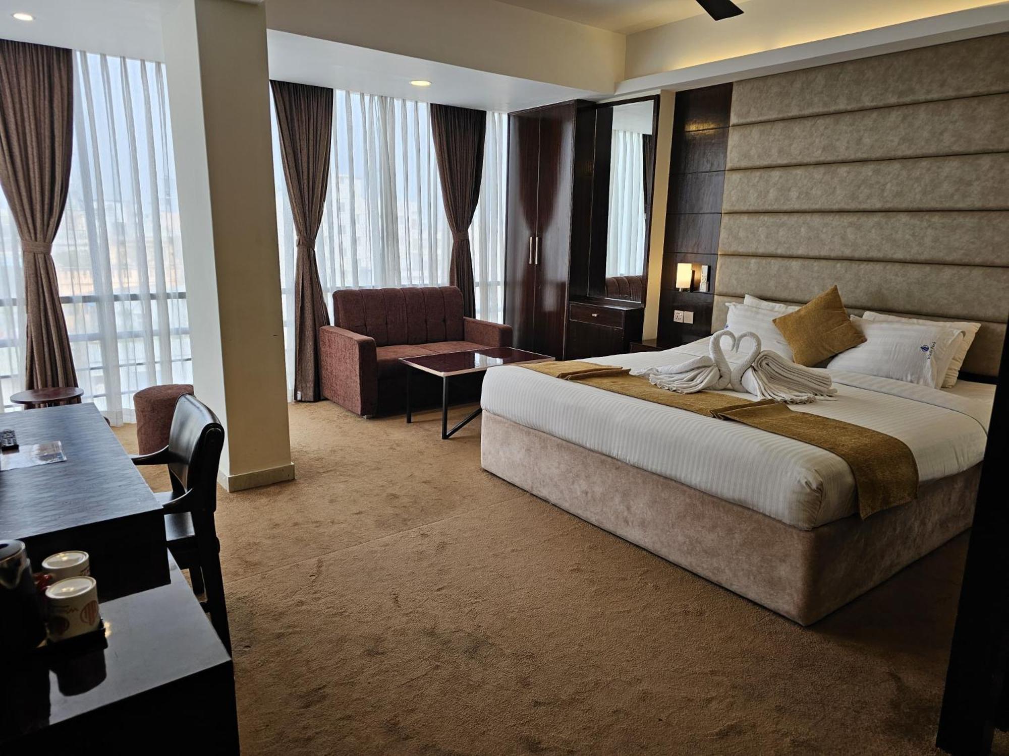 White Park Hotel & Suites 치타공 외부 사진