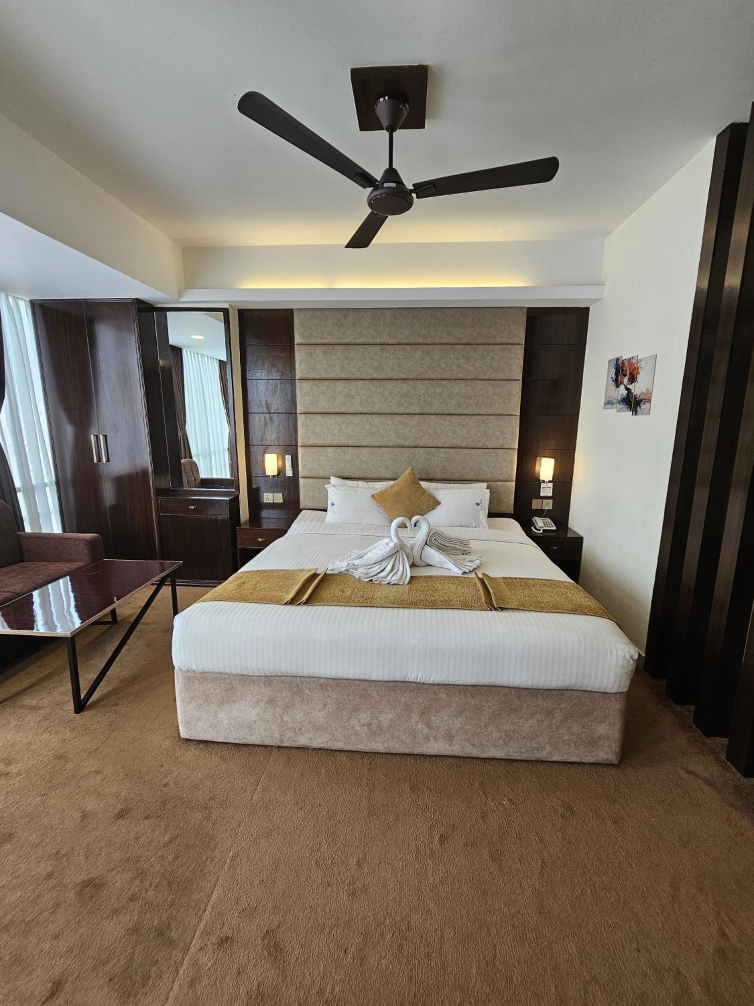 White Park Hotel & Suites 치타공 외부 사진