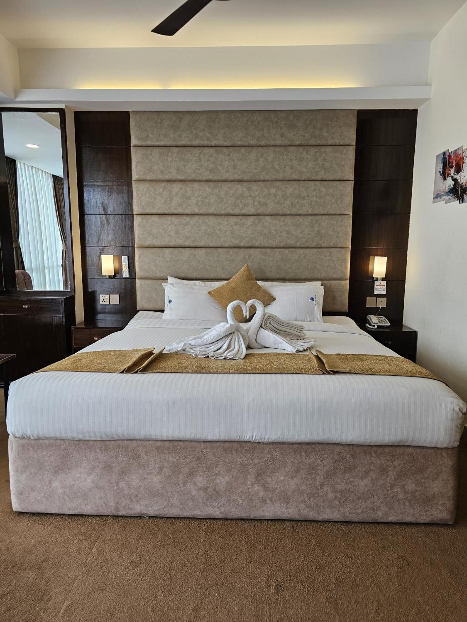 White Park Hotel & Suites 치타공 외부 사진